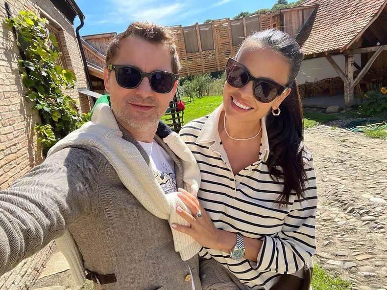 Adi Sînă şi s-a mutat la un hotel din Bucureşti. De ce a ales să plece de lângă familie