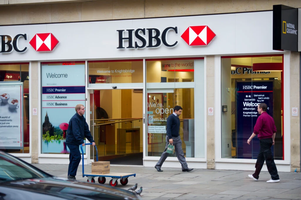 Banca britanică HSBC închide sute de sucursale. Sute de persoane au fost concediate