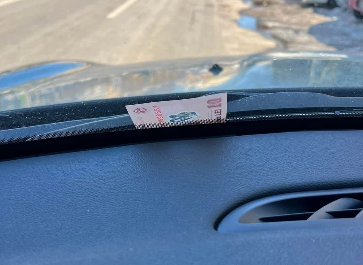 „Metoda bancnotei din parbriz” prin care infractorii profită de neatenția șoferilor pentru a le sustrage bunurile de valoare sau chiar mașina