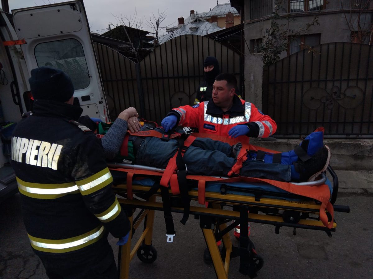 Incident în Pașcani: Bărbat de 53 de ani salvat după ce a căzut într-un beci