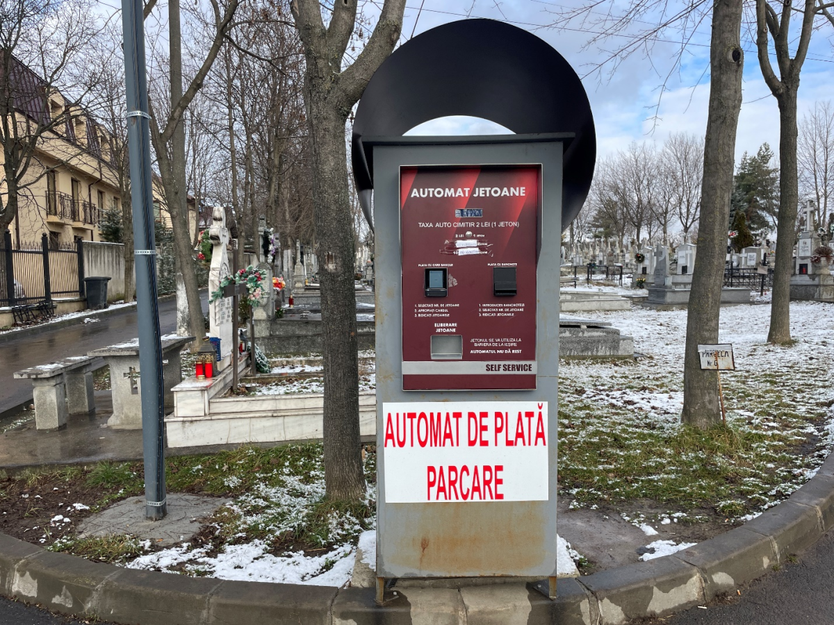 Montarea barierelor în cimitirele din Iași stârnește nemulțumiri în rândul ieșenilor! Automatele de plată dau rest doar 4 lei sau deloc