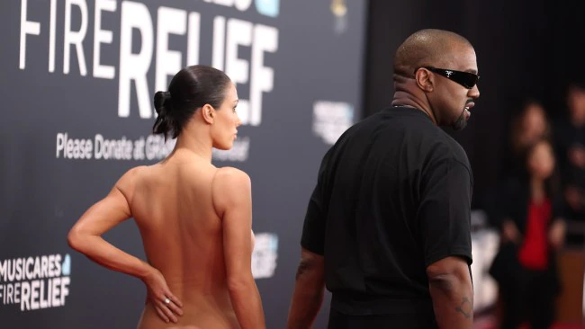 Cascadoria lui Kanye West și Bianca Censori la Grammy l-ar putea costa un contract de 20 de milioane de dolari 