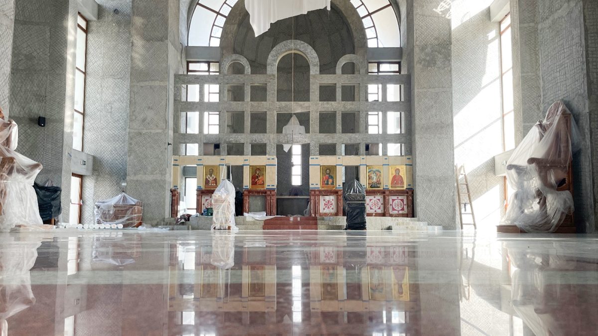 În Iași se construiește o biserică unică! Lăcașul de cult este dotat cu uși antiglonț, iar catapeteasma este sculptată în marmură! Preotul paroh a pierdut socoteala investițiilor: „Dumnezeu mai știe câți bani am investit până acum”