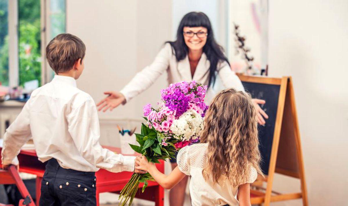 Ce spune Ministrul Educației, Daniel David, despre cadourile de 8 martie pentru profesoare! Ce prevede Codul de Etică al personalului didactic