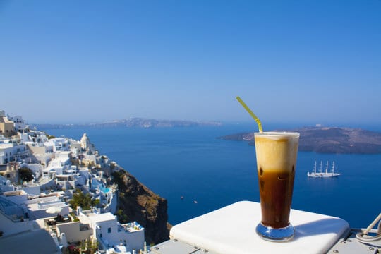 Santorini, golită de turiști și muncitori de teama unui cutremur major. Localnicii răsuflă ușurați: „Acum putem să bem cafeaua singuri”