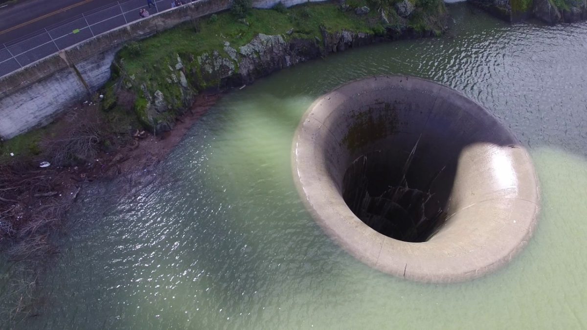 Fenomenul spectaculos dintr-un lac din California. De ce apare o gaură în apă, o dată la câțiva ani