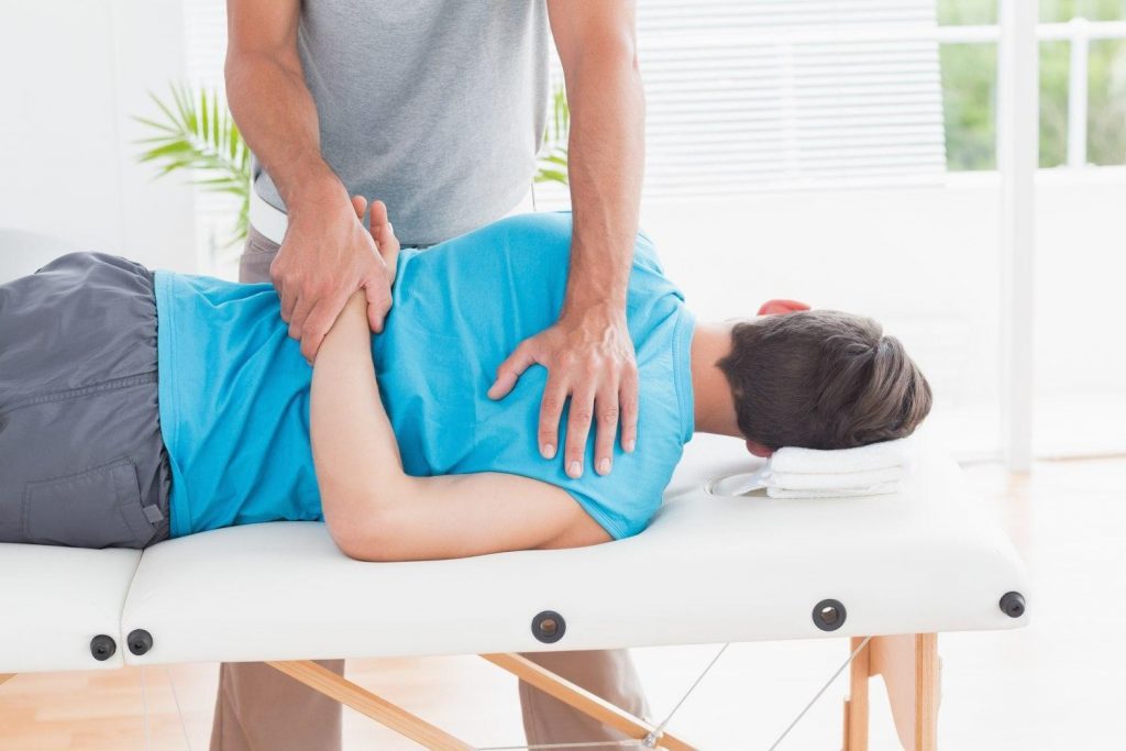 Cât costă o ședință de kinetoterapie și care sunt beneficiile exercițiilor fizice