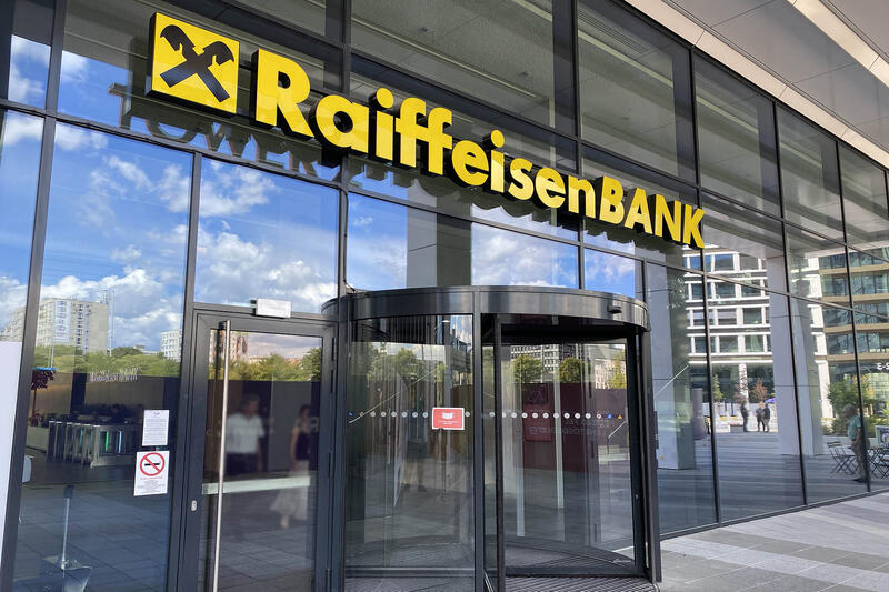 Schimbări anunțate de Raiffeisen Bank. Cum vor fi jecmăniți toți clienții
