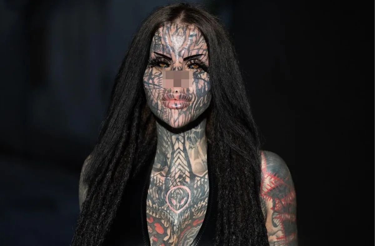 Complet tatuată, și-a tăiat nasul și și-a pus coarne! Te va șoca cum arăta aceasta înainte de transformare!