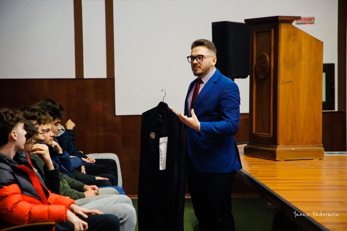 Judecătorul Costică Ciocan, discuţie despre comportamente riscante cu elevii de la Colegiul Național „Costache Negruzzi” Iaşi