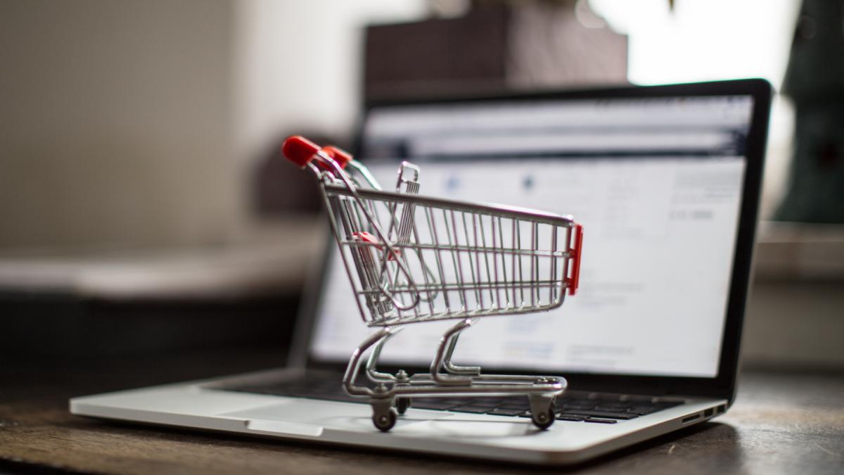Românii fac cele mai multe cumpărături online! Care este produsul vânat de clienți