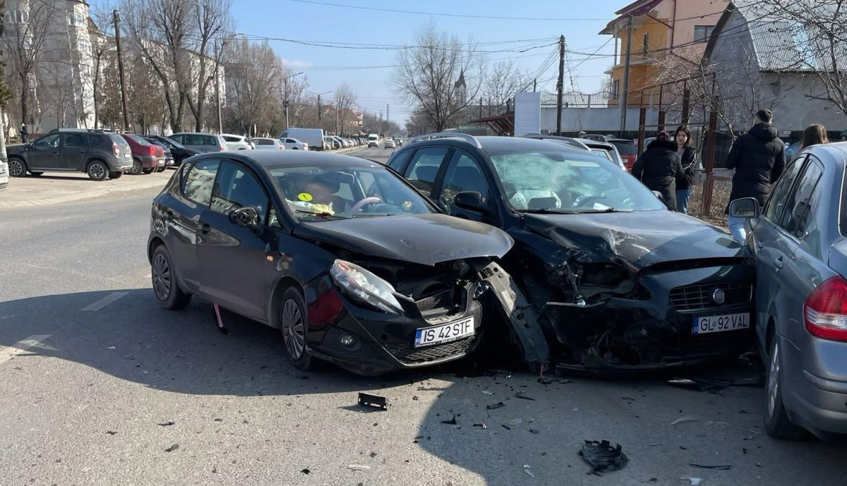 Accident rutier în Dancu! Trei mașini sunt implicate