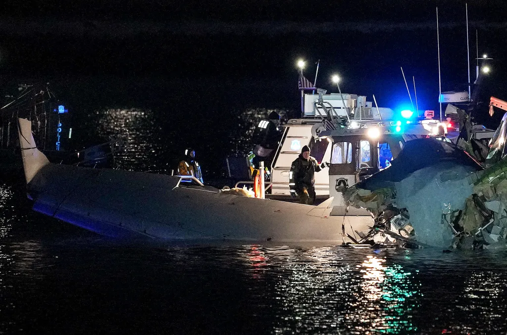 Tragedie în Washington: Primele bucăți din epava avionului American Airlines, recuperate din râul Potomac