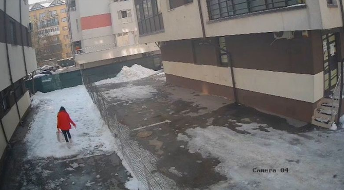 Tragedie în Ilfov! O femeie de 35 de ani a murit, după ce a fost lovită de o bucată de gheață desprinsă de pe acoperișul unui bloc – VIDEO