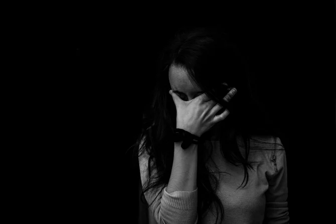Coșmarul unei fiice. O româncă și-a dat în judecată mama pentru că a fost obligată să stea în genunchi pe coji de nucă