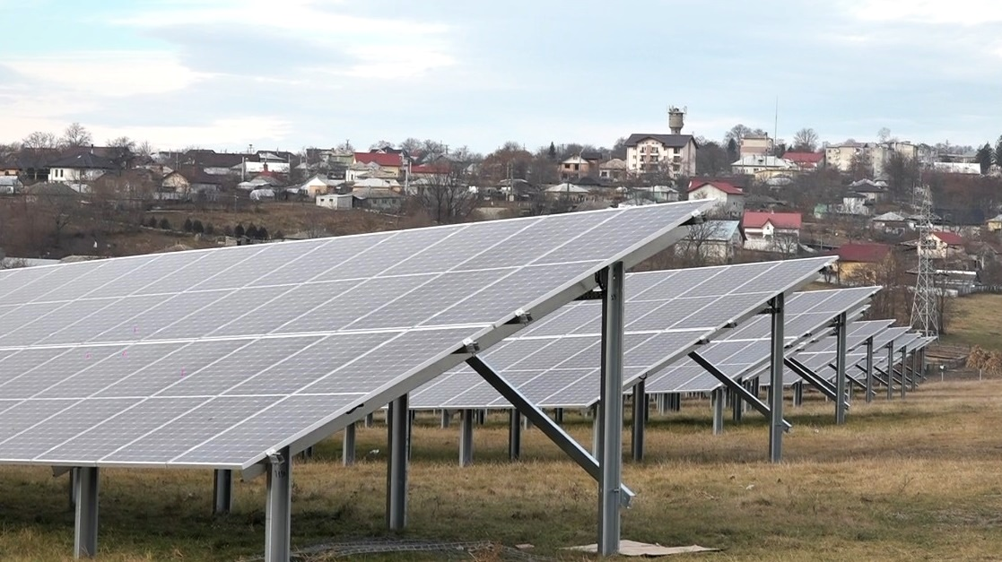 Cinci firme vor contractul pentru înființarea parcului fotovoltaic din comuna Deleni! Proiectul depășește 1,6 milioane de lei