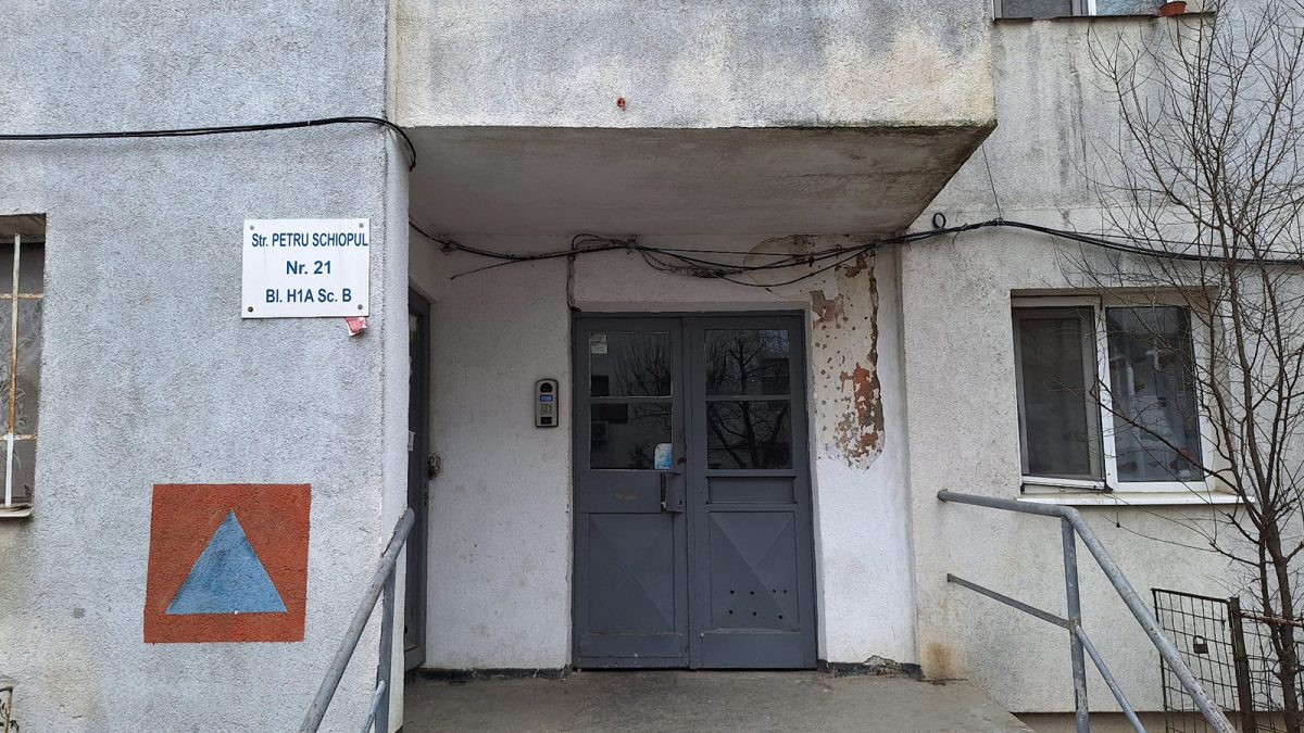 Focar de infecție la un bloc din Iași! Localnicii sunt în stare de alertă din cauza subsolului. Administrator: „Își aruncă prezervativele și izmenele în canalizare”