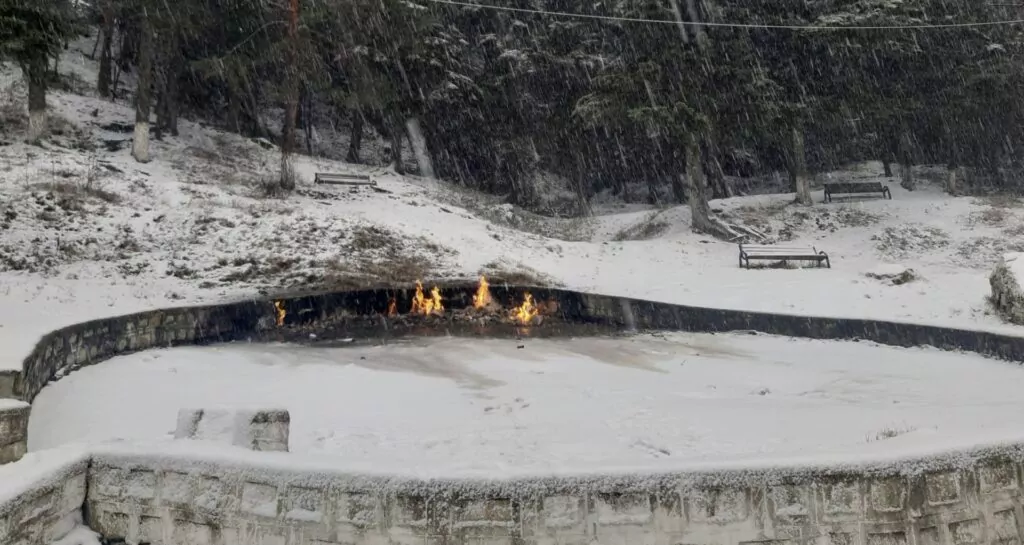 Flăcările de gheață: Spectacolul unic al focului viu din Lopătari