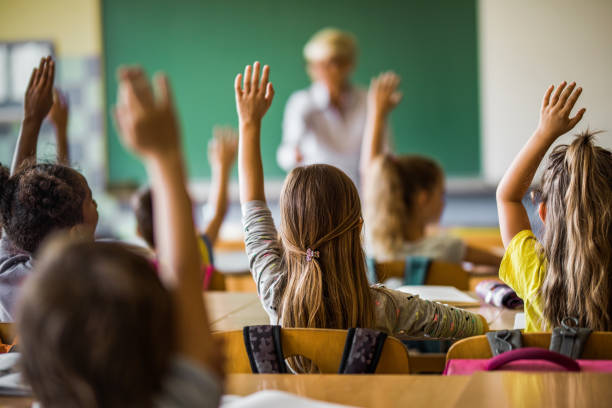 Suma pe care părinții o plătesc pentru educația gratuită a crescut cu aproape 45%, față de 2021 și s-a triplat față de cea din 2018: cei mai mulți bani se duc pe meditații, care au apărut și la ciclul primar