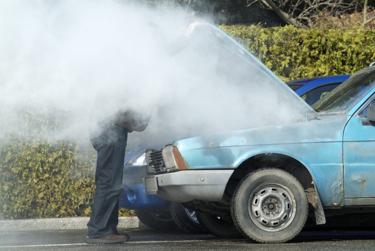 Ce trebuie să faci dacă mașina scoate fum sau ia foc în trafic! Pașii esențiali pentru siguranța ta