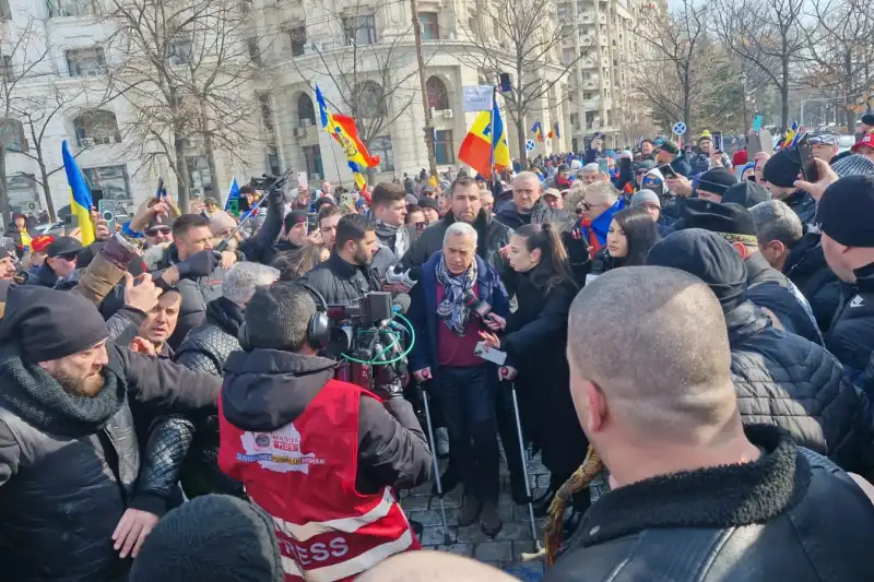 Călin Georgescu a ajuns la protest în cârje. Ce a transmis acesta susținătorilor