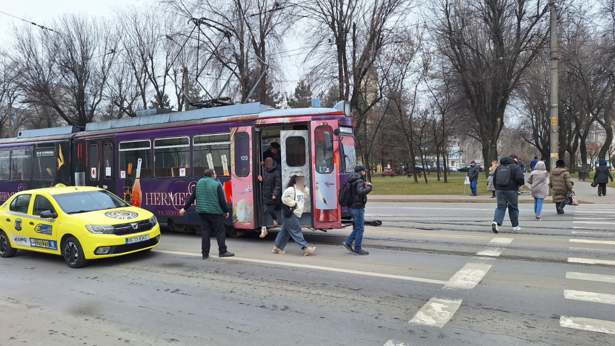 Ieșenii îngheață în tramvaiele de la CTP! După câteva stații cu căldura pornită, vagoanele se defectează