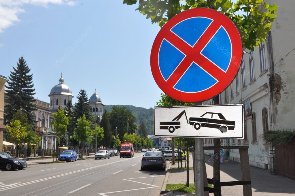 În care dintre situații este interzisă oprirea și când nu este permisă staționarea