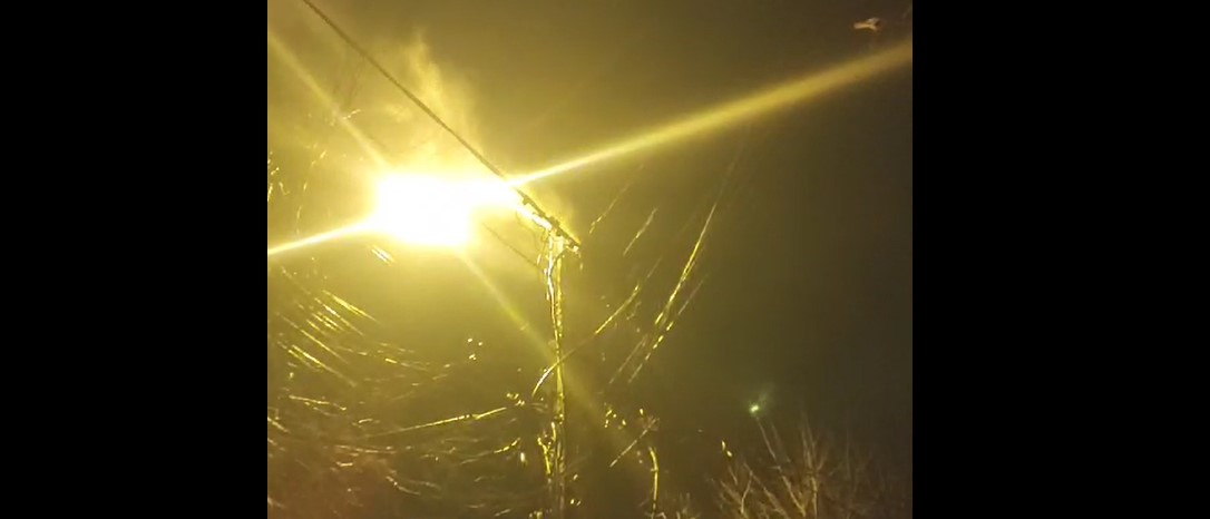 Incendiu în municipiul Iași! Un stâlp stradal, cuprins de flăcări