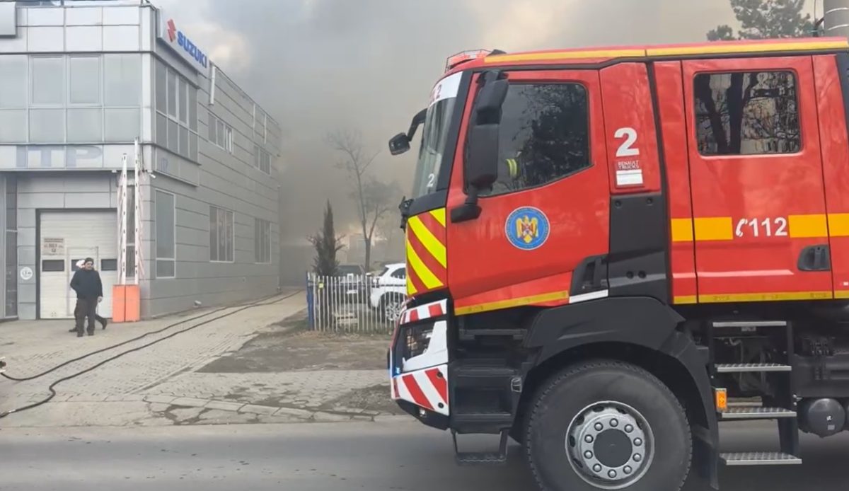 Incendiu la un service auto din Iași! Pompierii intervin