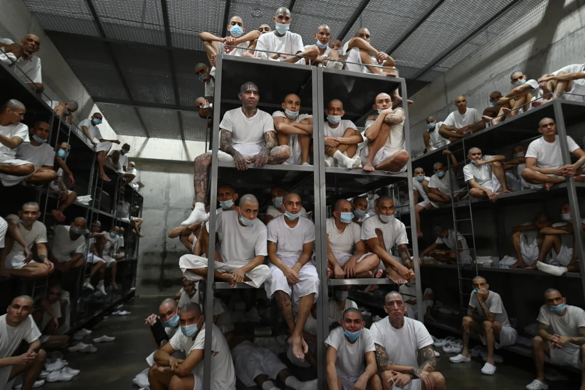 Mega-închisoarea din El Salvador unde supraviețuirea e un lux. CECOT refuză să devină „groapa de gunoi” a criminalilor americani