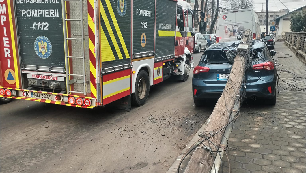 Incident auto la Iași! Un stâlp de telecomunicații a căzut peste o mașină