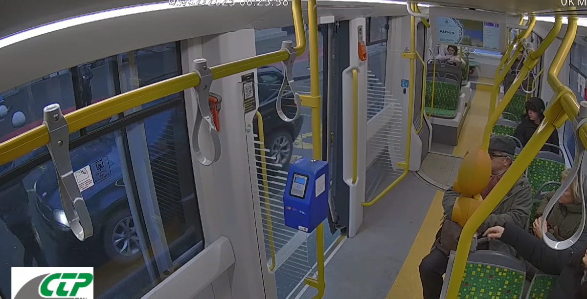 Halucinant! Momentul în care șoferița nu oprește și trece prin mijlocul călătorilor din stație, surprins de camerele de supraveghere ale tramvaiului CTP Iași