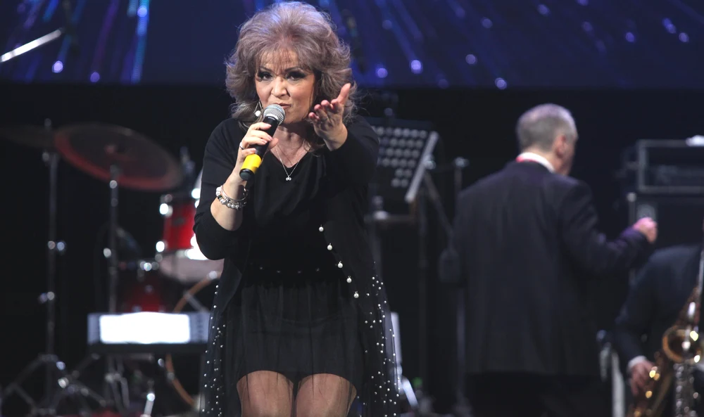 Prin ce clipe grele a trecut Carmen Rădulescu: „Mă ținea cu capul în jos și mă bătea”