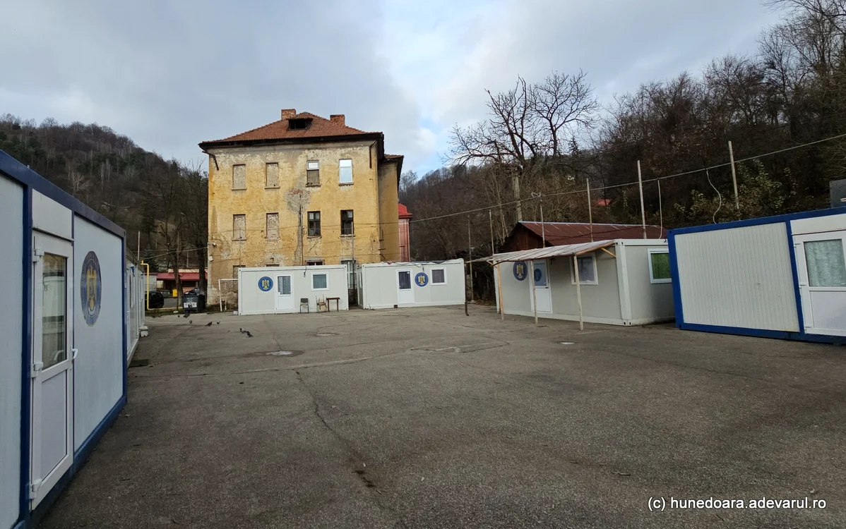 Orașul din România în care cetățenii stau containere de frica cutremurilor