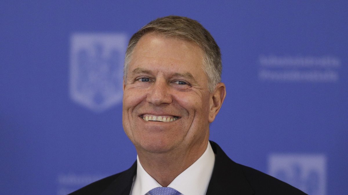 Demisia scrisă la repezeală de Iohannis: Când ai pretenții de profesor, dar scrii ca un elev prins cu tema nefăcută
