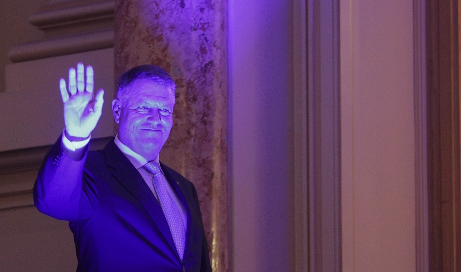 Mai rege decât regii: Iohannis pleacă din funcție cu onoruri și fanfare, nu așa, ca un simplu președinte