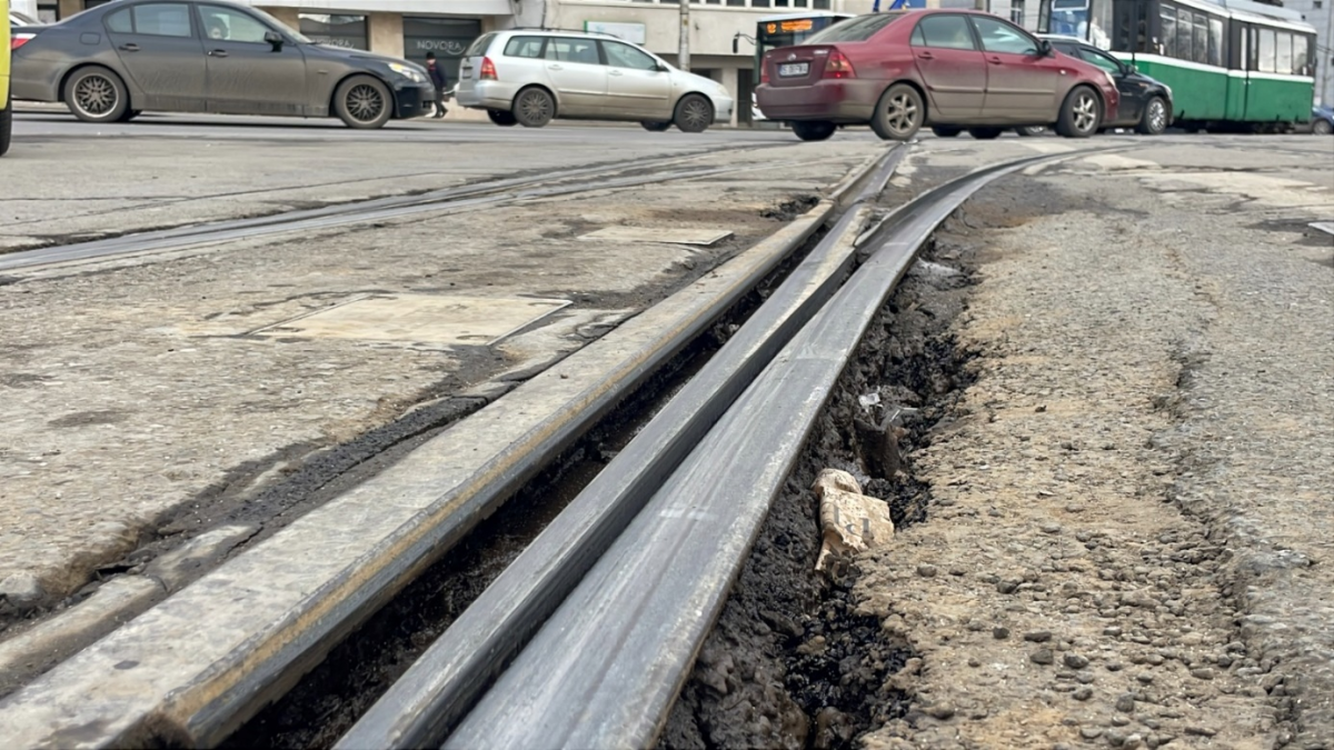 Dezastru la linia de tramvai din Târgu Cucu! Vatmanii circulă cu teamă, după ce s-a format un „crater” în asfalt