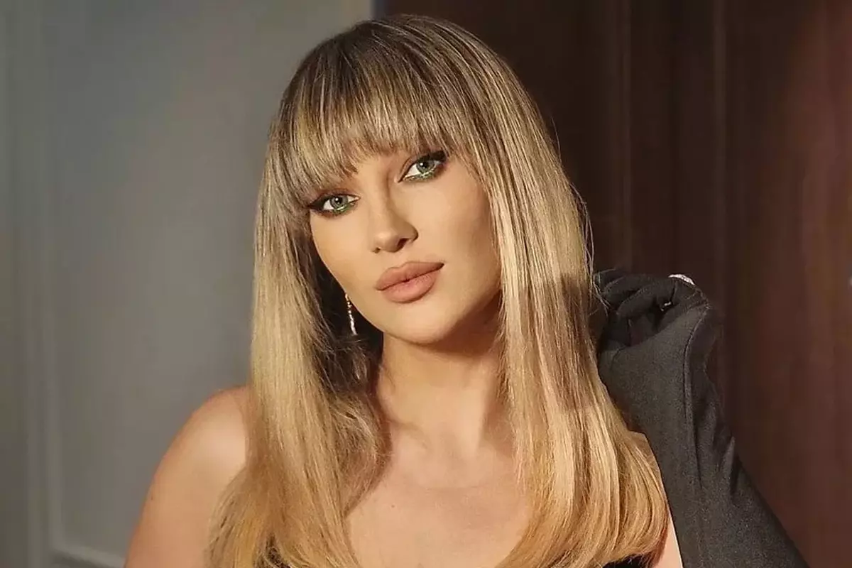 Lora, la 42 de ani își etalează trupul fierbinte! Artista se relaxează în mijlocul unei ploi tropicale