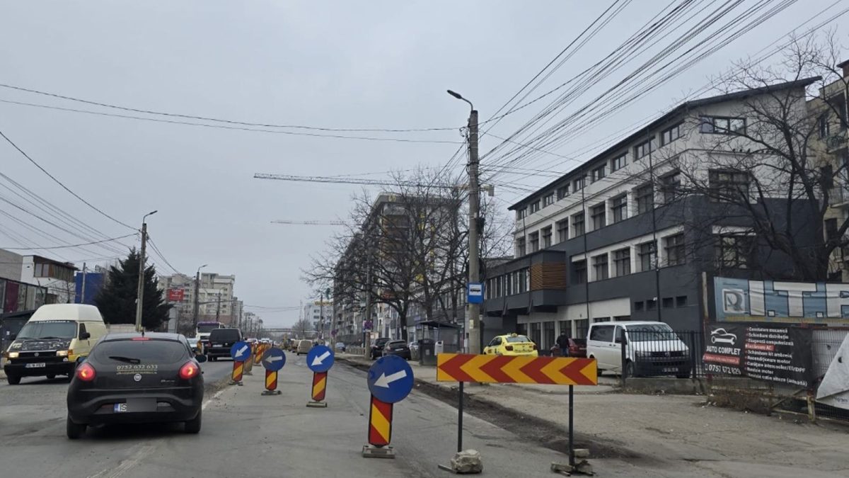 Pe bulevardul Poitiers se circulă pe o singură bandă! Echipele de muncitori au reluat lucrările de modernizare a arterei