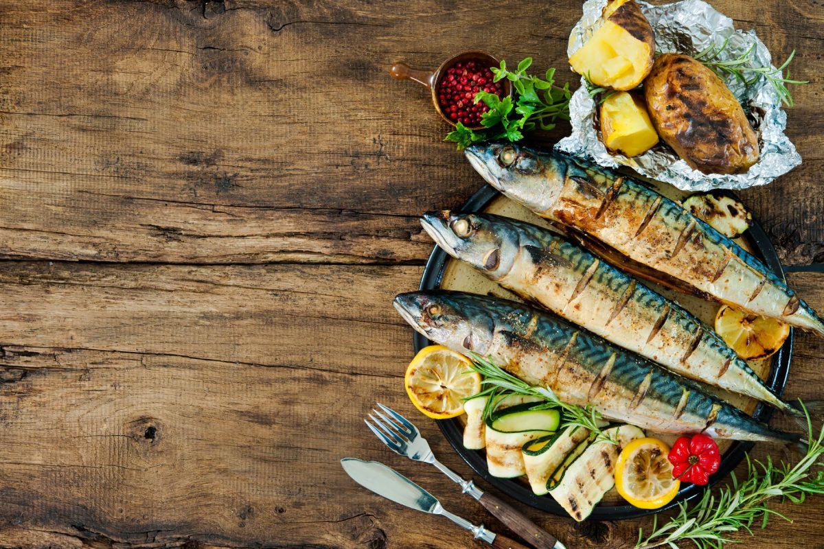 Rețete cu macrou afumat. Cum să transformi un ingredient banal într-o masă delicioasă