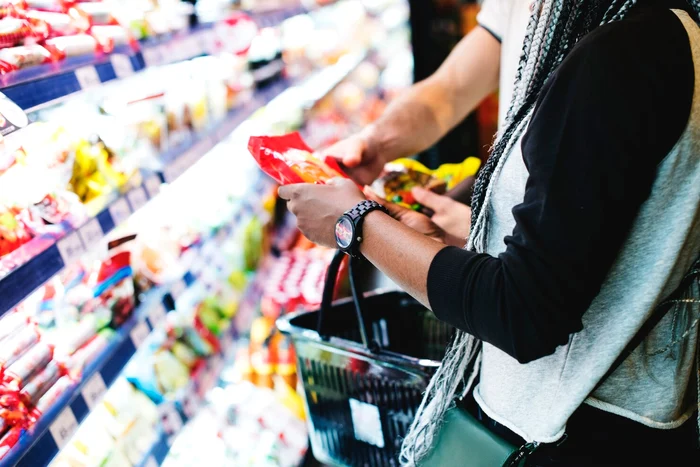 Mâncarea de insecte, pe raftul supermarketurilor din România! Clienții trebuie să fie atenți la etichetele produselor alimentare