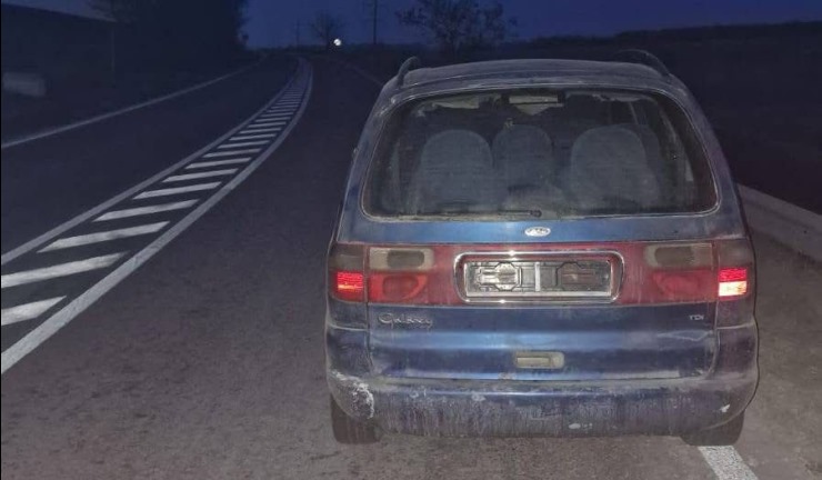 Autoturism abandonat pe carosabil în județul Iași. Mașina este nesemnalizată și nu are numere de înmatriculare