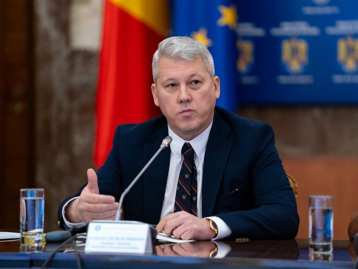 ”Milițianul” Cătălin Predoiu a trimis poliția la ușa unui internaut pentru că l-a criticat pe Facebook