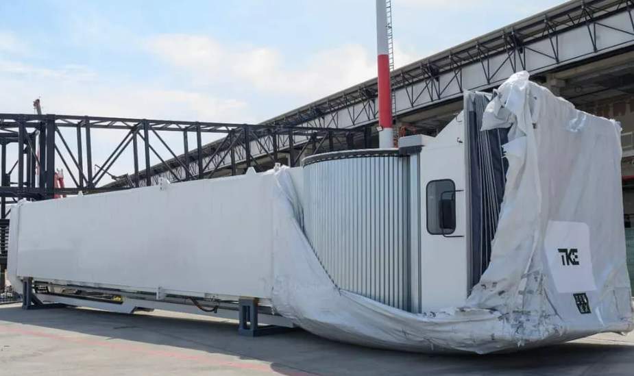 După aproximativ 2 ani de când zac nefolosite la Aeroportul Internațional din Iași, aviobridge-urile ar putea fi funcționale. Acestea facilitează accesul pasagerilor direct în avion