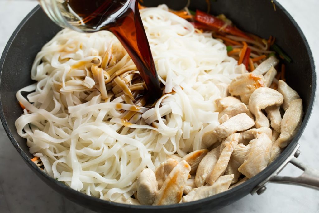 Ce rețete poți pregăti cu noodles din orez? Au o versatilitate incredibilă!