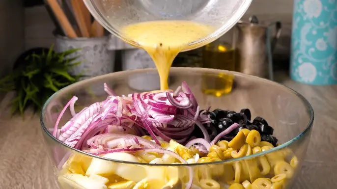 Dressing pentru salată orientală. Iată ingredientul pe care trebuie să îl adaugi la final pentru un gust desăvârșit!