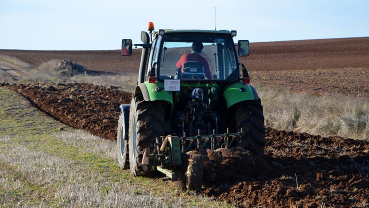 Tinerii fermieri sunt excluși din programul Rabla pentru Tractoare. Agricultor din Iași: „Suma este foarte mică pentru un tractor decent”