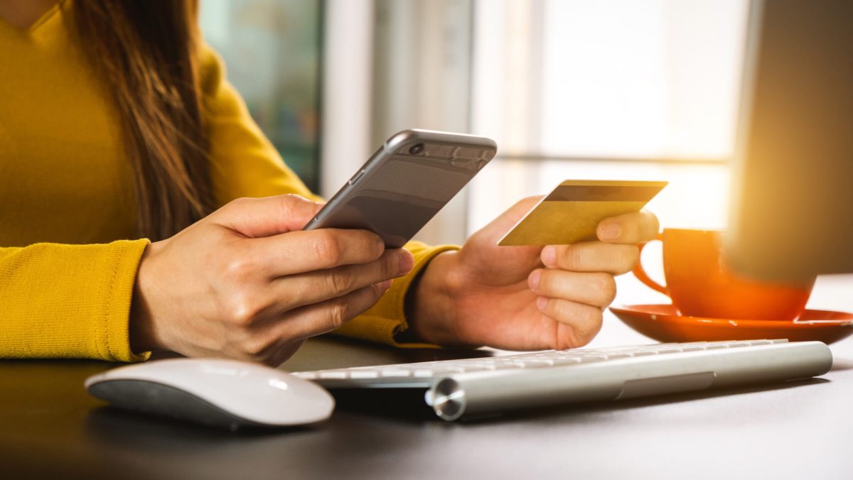 A apărut o nouă taxă pentru români! Cei care au telefon trebuie să achite această sumă în fiecare lună