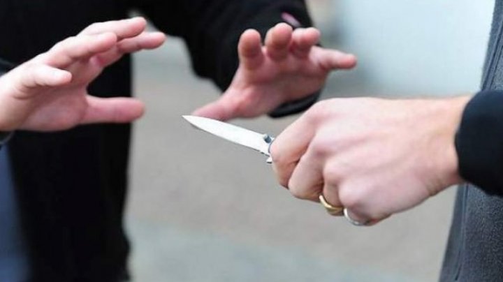Un tânăr din Iași, turbat de furie, a fost la un pas de a comite o crimă! A scos cuțitul și a dat pe unde a apucat