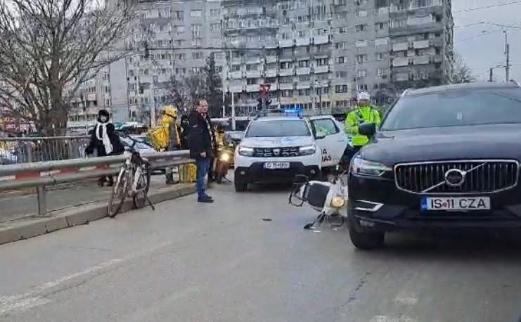 Accident rutier în Podu Roș. Un livrator Glovo aflat pe scuter a fost acroșat de un autoturism